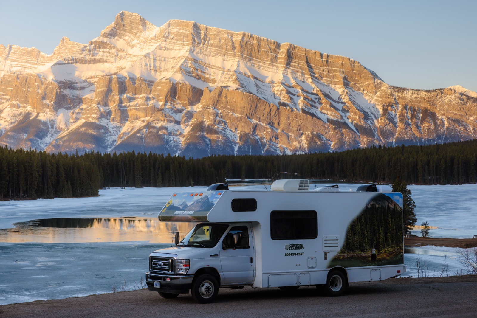 Autocaravana aparcada frente al lago Two Jack y el monte Rundle al atardecer, Banff
